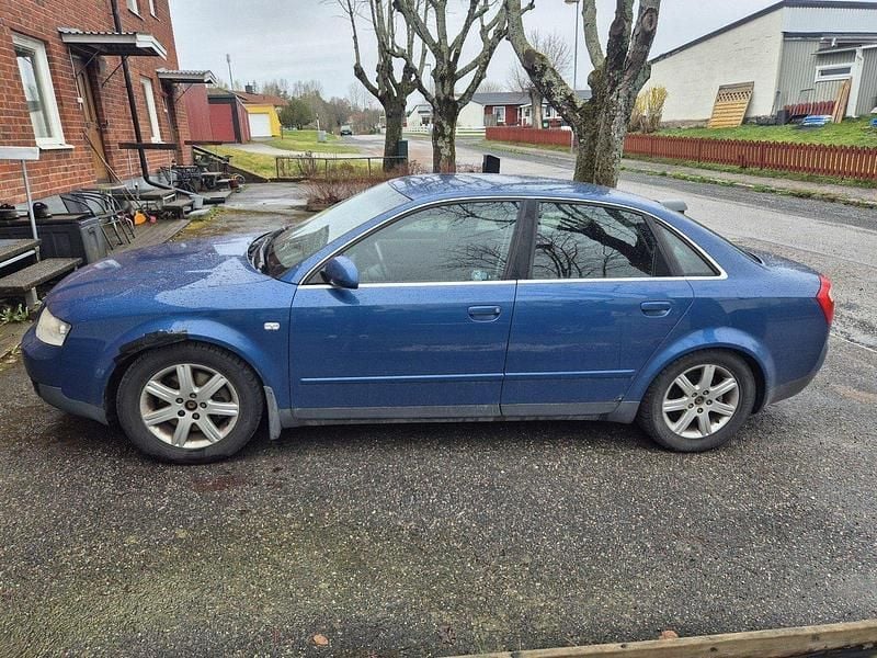 Blå Begagnad 2003 Audi A4 Comfort Sedan | 20 000 kr (Bra pris) - Bild 1/3