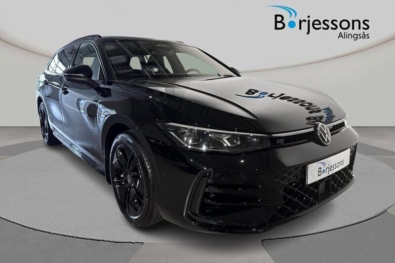 Svart Ny 2025 VW Passat R-line Kombi | 564 900 kr (Marknadspris) - Bild 1/4