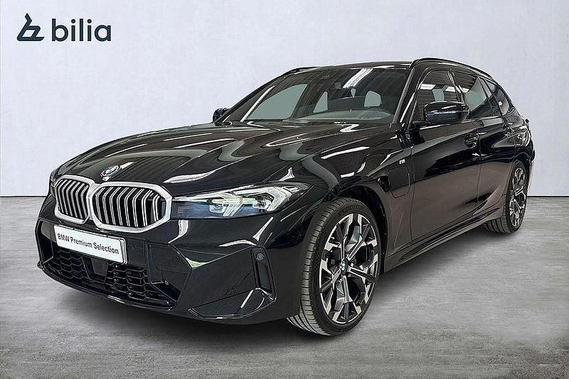 Svart Begagnad 2025 BMW 330e M Sport Kombi | 529 900 kr (Bra pris) - Bild 1/3