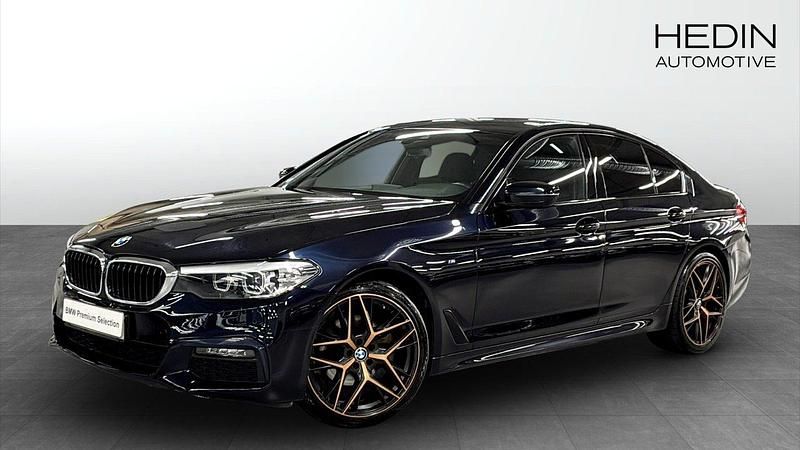 Svart (black) Begagnad 2020 BMW 520 M Sport Sedan | 329 700 kr (Superpris) - Bild 1/4