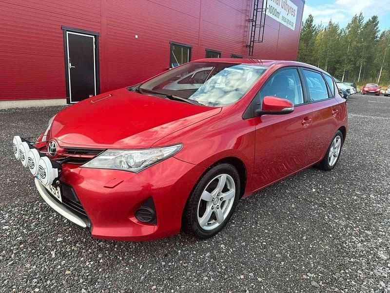 Mörkröd (röd) Begagnad 2013 Toyota Auris Life Halvkombi | 84 900 kr (Marknadspris) - Bild 1/4