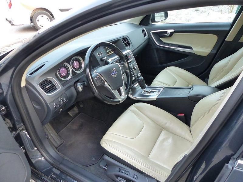 Begagnad Volvo V60 Summum 163 HK (119 kW) 2011 Grå metallic Kombi