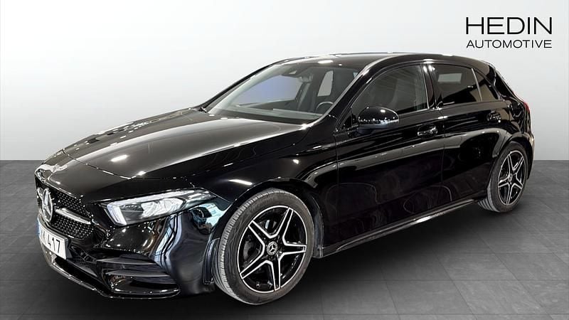Svart Begagnad 2022 Mercedes A180 Night Kombi | 249 900 kr (Marknadspris) - Bild 1/4