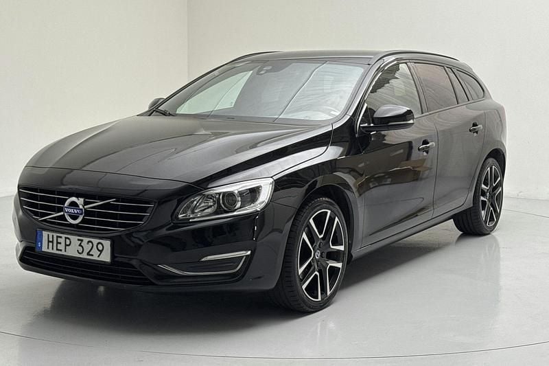 Svart Begagnad 2017 Volvo V60 Momentum Kombi | 150 000 kr (Superpris) - Bild 1/4