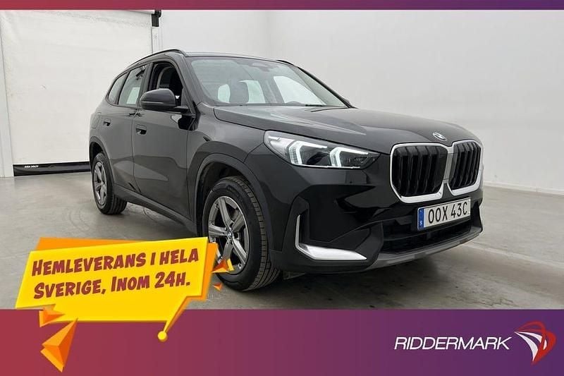 Svart Begagnad 2022 BMW X1 SUV | 349 900 kr (Marknadspris) - Bild 1/3