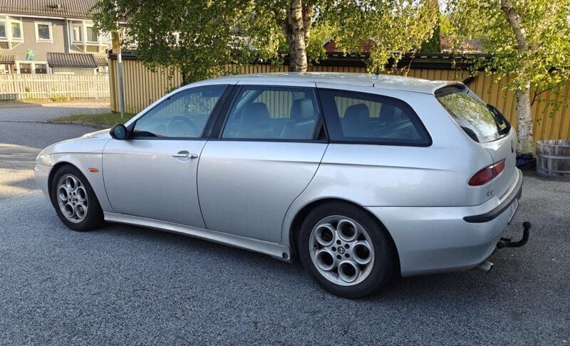 Grå Begagnad 2002 Alfa Romeo 156 Distinctive Kombi | 34 500 kr - Bild 1/4