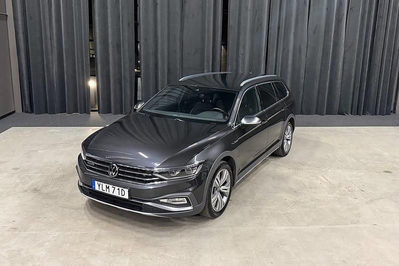 Mörkgrå Begagnad 2021 VW Passat Alltrack Kombi | 259 900 kr (Bra pris) - Bild 1/4