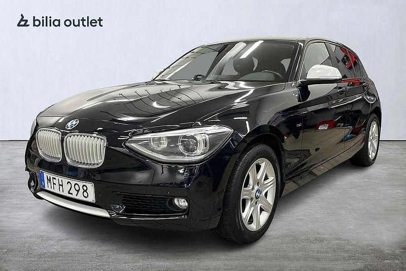 Svart Begagnad 2013 BMW 120 Urban Line Halvkombi | 114 900 kr (Marknadspris) - Bild 1/4