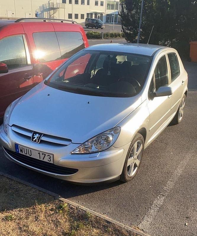 Grå Begagnad 2005 Peugeot 307 Halvkombi | 10 000 kr (Superpris) - Bild 1/2