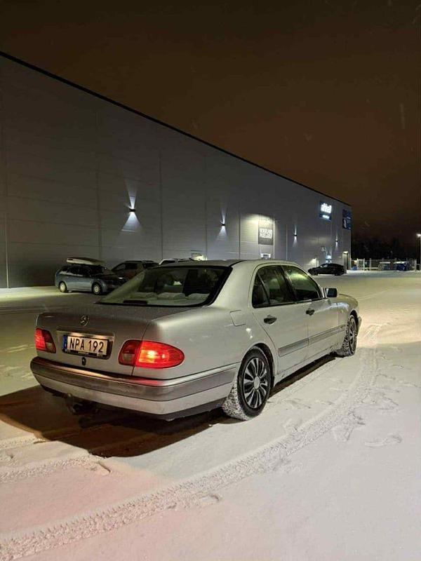 Begagnad Mercedes E240 170 HK (125 kW) 1999 Sedan