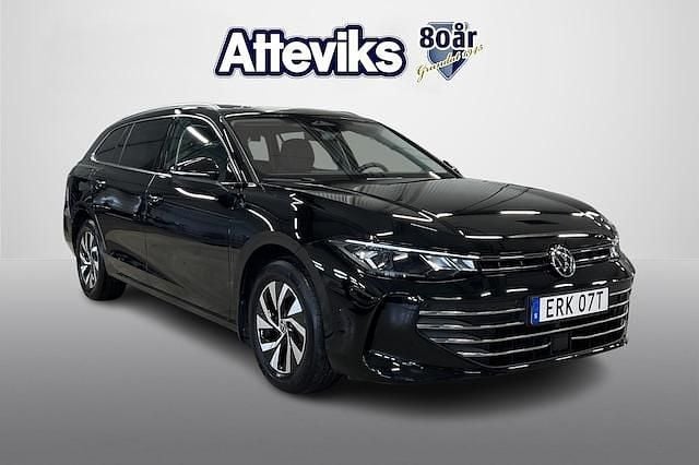 Svart Begagnad 2024 VW Passat Business Kombi | 338 800 kr (Marknadspris) - Bild 1/4