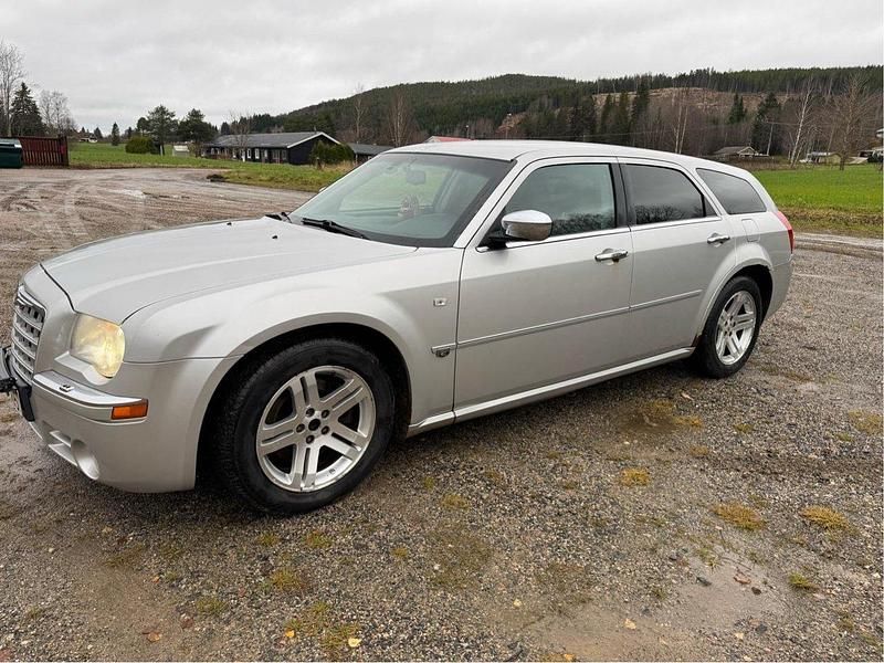 Silver Begagnad 2007 Chrysler 300C Touring Kombi | 45 000 kr (Bra pris) - Bild 1/4