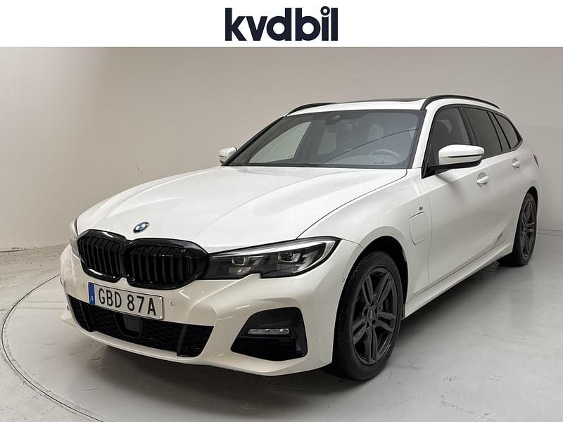 Vit Begagnad 2021 BMW 330e M Sport Kombi | 256 000 kr (Marknadspris) - Bild 1/3