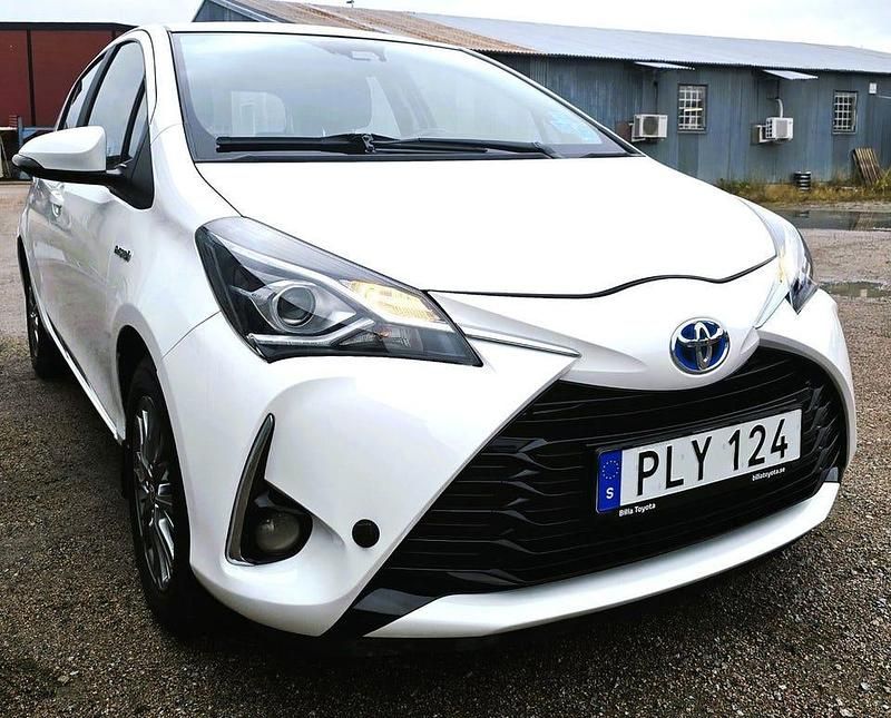 Vit Begagnad 2017 Toyota Yaris Hybrid Active Halvkombi | 148 000 kr (Marknadspris) - Bild 1/4