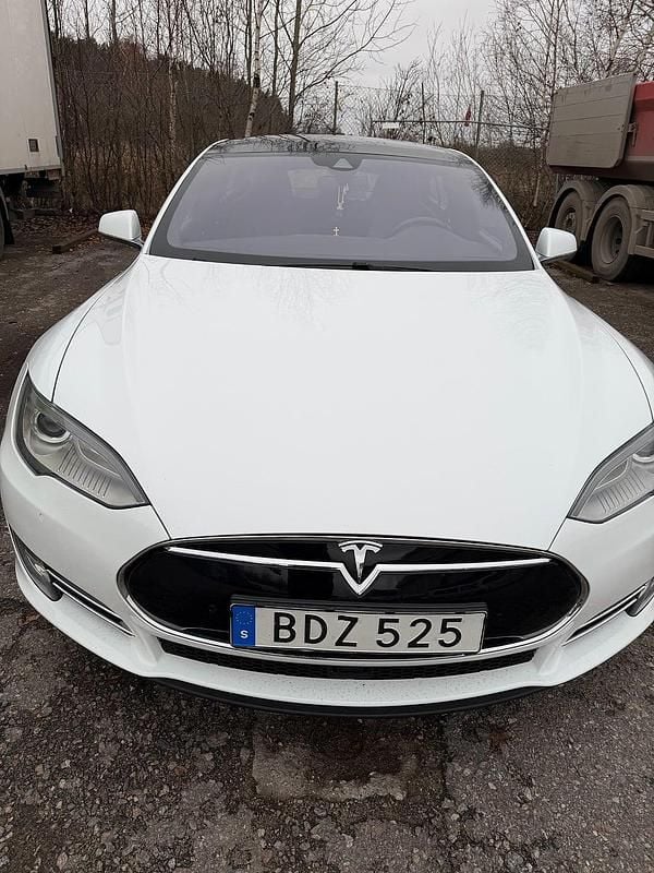 Vit Begagnad 2015 Tesla Model S Halvkombi | 230 000 kr (Bra pris) - Bild 1/4