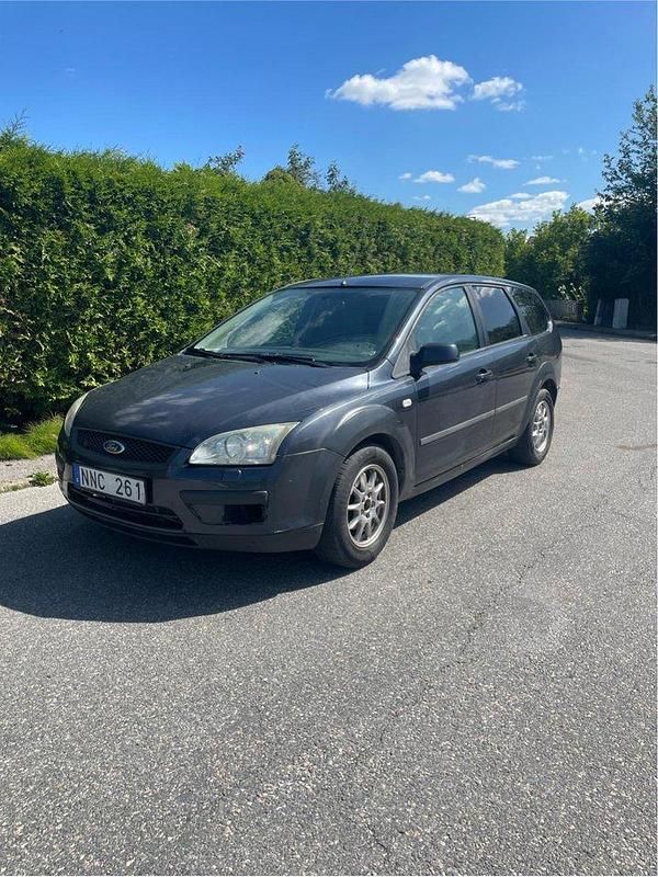 Grå Begagnad 2007 Ford Focus Kombi | 13 000 kr (Marknadspris) - Bild 1/4
