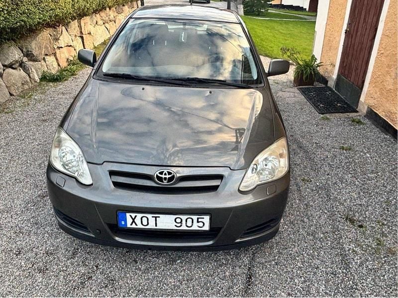 Grå Begagnad 2006 Toyota Corolla Halvkombi | 36 500 kr (Marknadspris) - Bild 1/4
