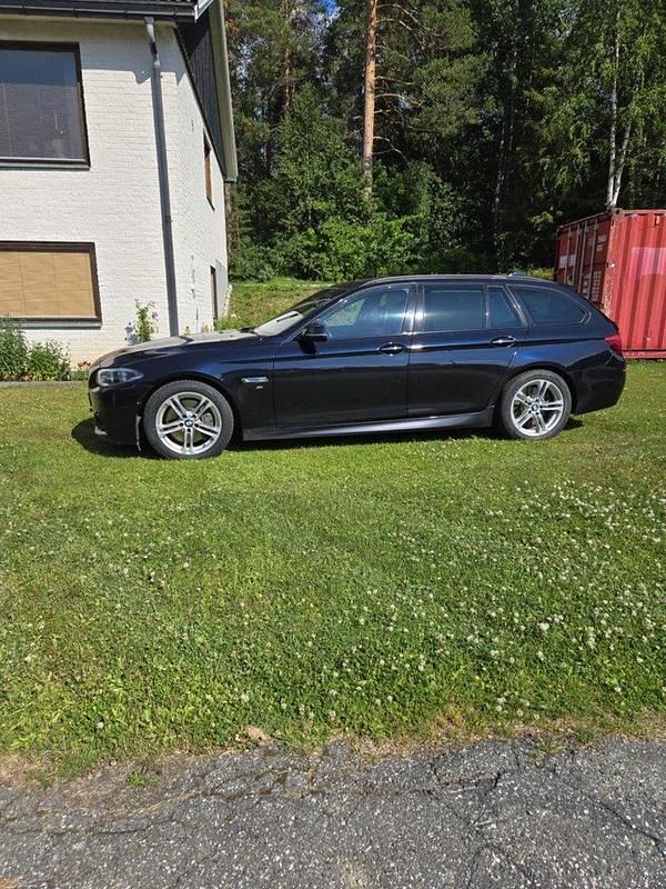 Svart Begagnad 2017 BMW 535 M Sport Kombi | 279 000 kr - Bild 1/4