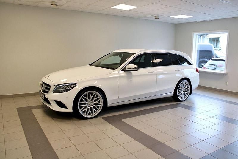 Vit Begagnad 2021 Mercedes C200 Avantgarde Kombi | 229 900 kr (Marknadspris) - Bild 1/4