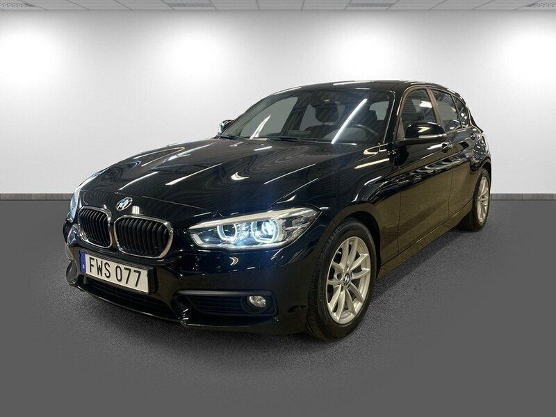 Svart Begagnad 2015 BMW 116 Advantage Halvkombi | 169 900 kr (Marknadspris) - Bild 1/4