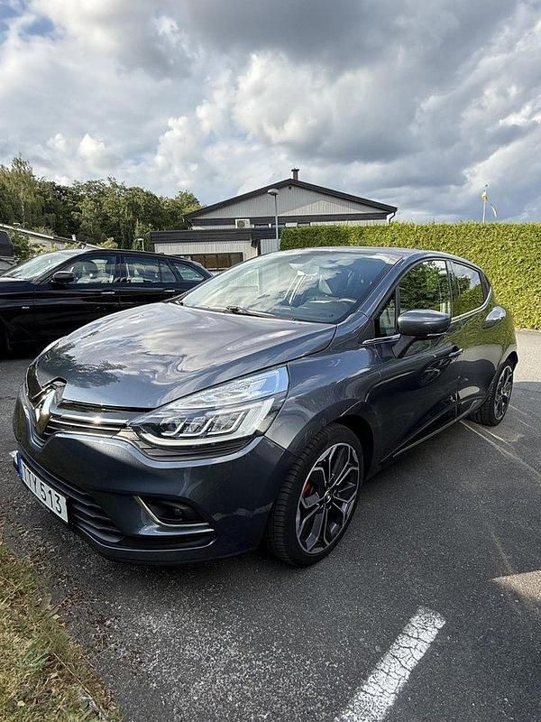 Grå Begagnad 2019 Renault Clio IV Intens Halvkombi | 99 000 kr (Marknadspris) - Bild 1/4