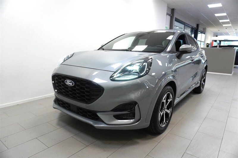 Grå (solar silver metallic) Ny 2025 Ford Puma ST-Line SUV | 332 400 kr (Marknadspris) - Bild 1/4