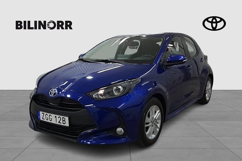 Mörkblå Begagnad 2022 Toyota Yaris Hybrid Active Halvkombi | 189 900 kr (Marknadspris) - Bild 1/4
