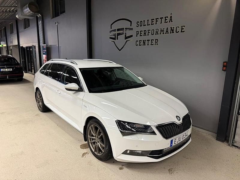 Vit Begagnad 2019 Skoda Superb Business Line Kombi | 219 900 kr (Lite dyr) - Bild 1/4