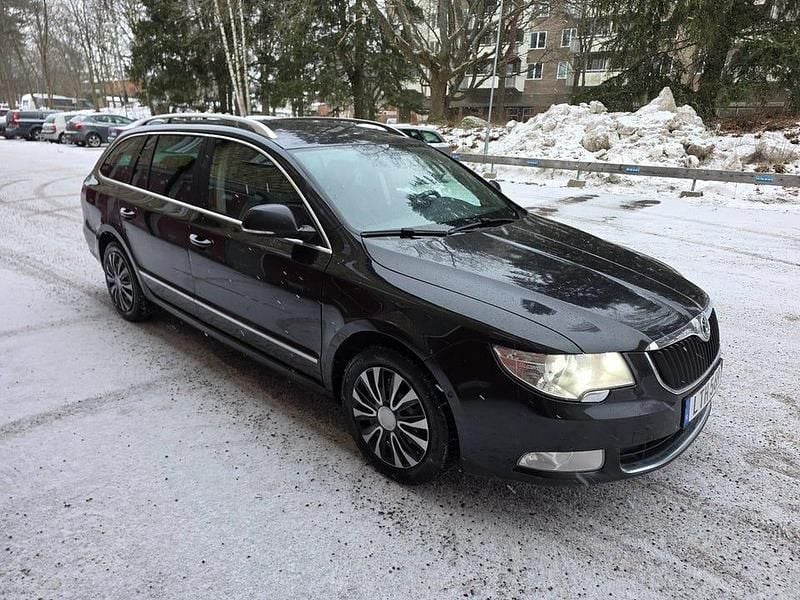 Begagnad Skoda Superb Elegance 140 HK (102 kW) 2012 Svart