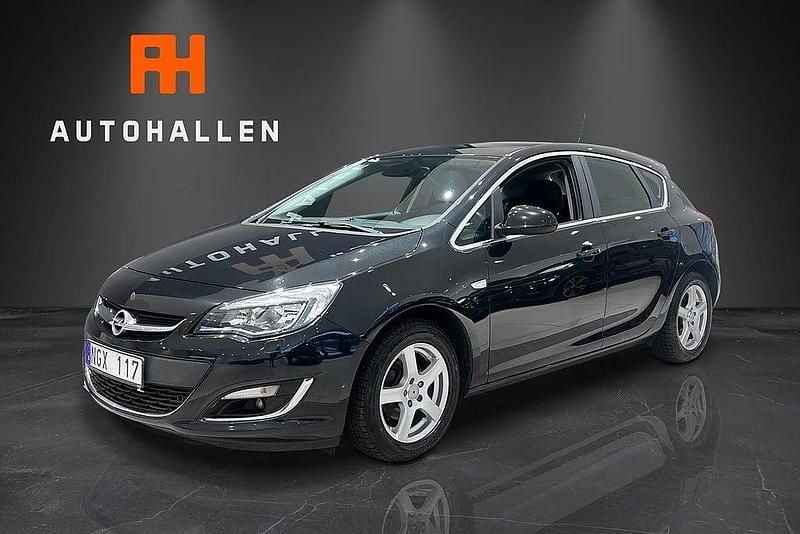 Svart Begagnad 2013 Opel Astra Halvkombi | 72 900 kr (Marknadspris) - Bild 1/4