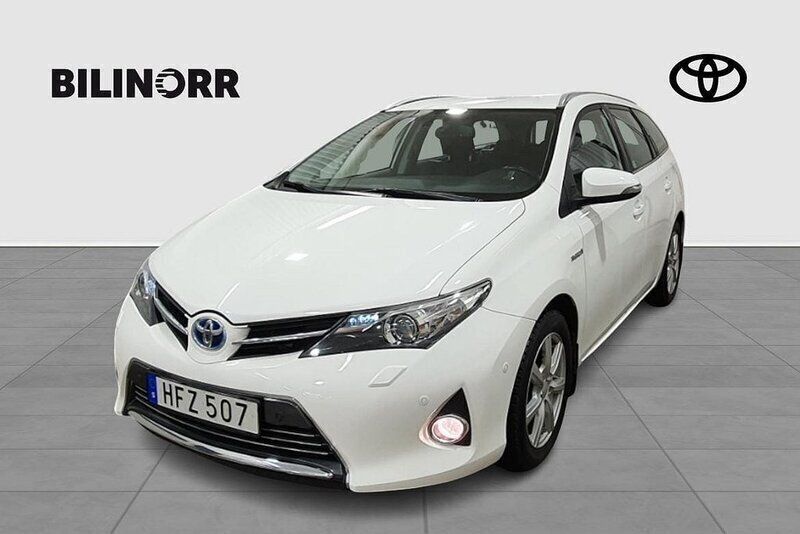 Vit Begagnad 2014 Toyota Auris Touring Sports Executive Kombi | 159 900 kr (Marknadspris) - Bild 1/4
