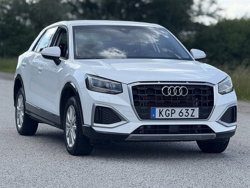 Vit Begagnad 2023 Audi Q2 Advanced SUV | 259 900 kr (Marknadspris) - Bild 1/4