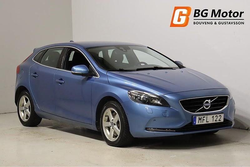 Blå Begagnad 2015 Volvo V40 Summum Halvkombi | 129 800 kr (Marknadspris) - Bild 1/4