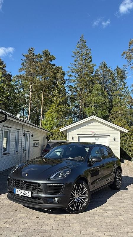 Grå Begagnad 2016 Porsche Macan S SUV | 324 900 kr (Marknadspris) - Bild 1/4