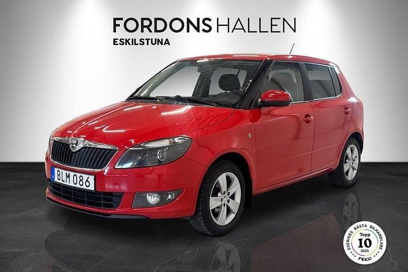 Röd Begagnad 2014 Skoda Fabia Ambition Halvkombi | 54 900 kr (Marknadspris) - Bild 1/4