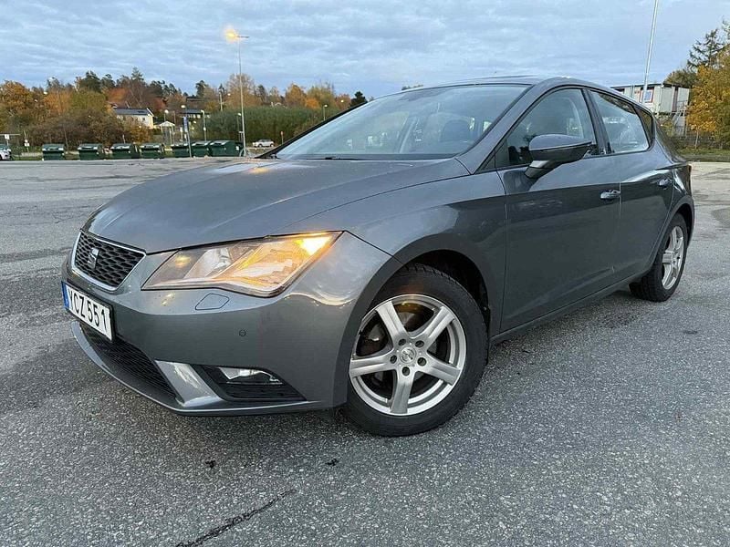 Grå Begagnad 2016 Seat Leon Style Halvkombi | 119 900 kr (Marknadspris) - Bild 1/4