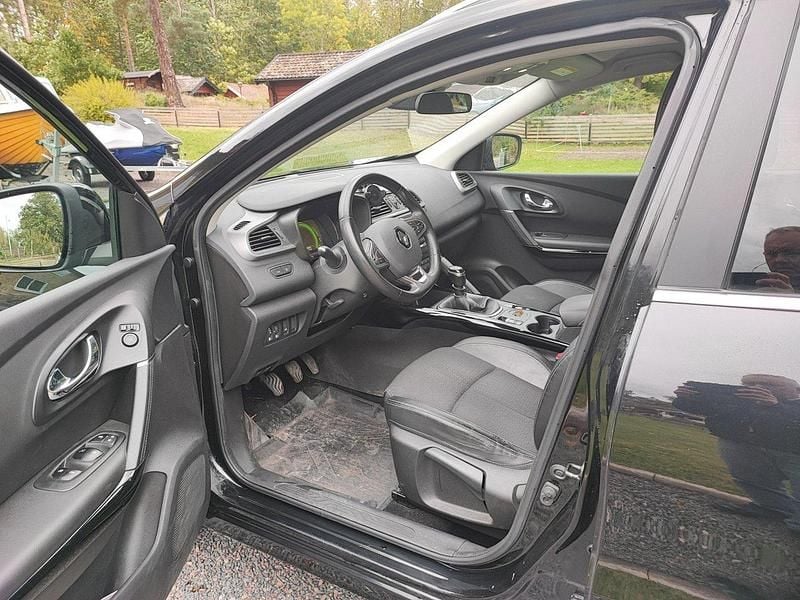 Svart Begagnad 2016 Renault Kadjar LIMITED SUV | 92 500 kr (Marknadspris) - Bild 1/4