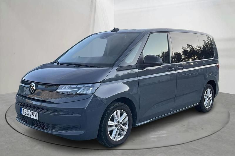 Grå Begagnad 2024 VW Multivan Van | 574 900 kr (Dyr) - Bild 1/4