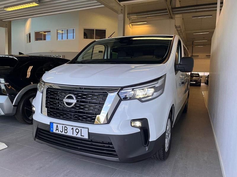 Vit Begagnad 2024 Nissan Primastar Tekna Minibuss | 448 000 kr (Marknadspris) - Bild 1/4