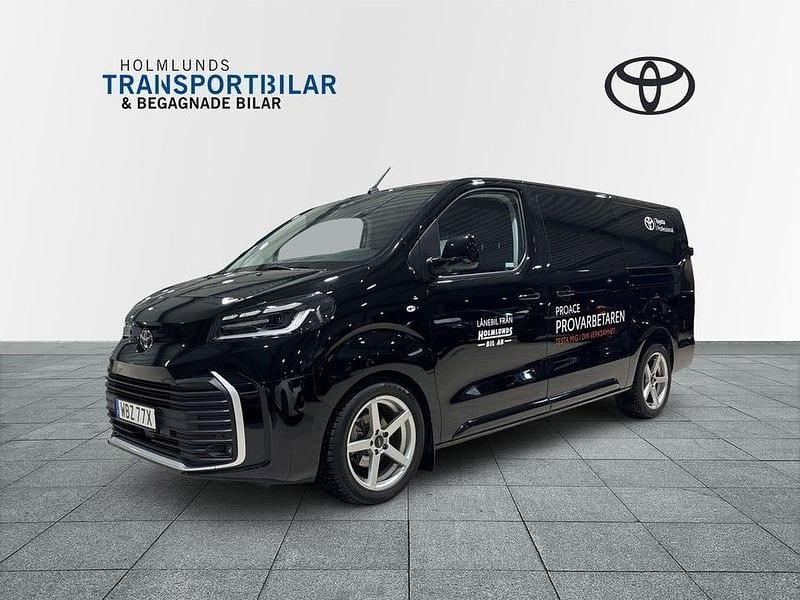 Svart Begagnad 2024 Toyota Proace Premium Minibuss | 599 900 kr (Marknadspris) - Bild 1/4