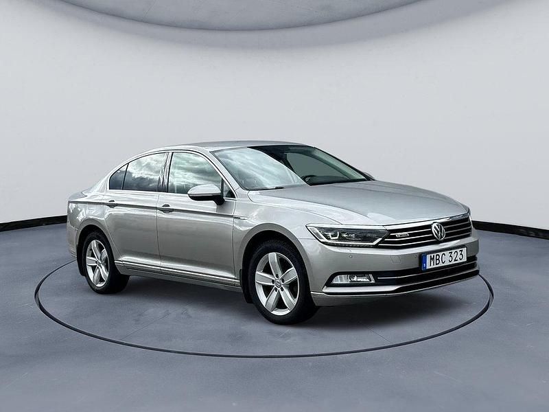 Silver Begagnad 2015 VW Passat GT Sedan | 129 900 kr (Dyr) - Bild 1/4