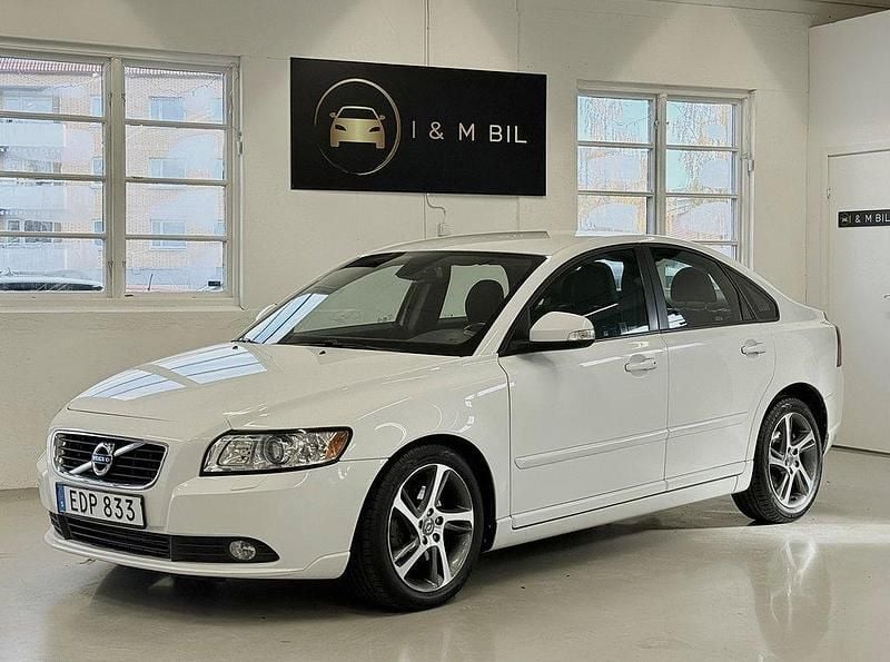Vit Begagnad 2012 Volvo S40 Momentum Sedan | 109 900 kr (Dyr) - Bild 1/4