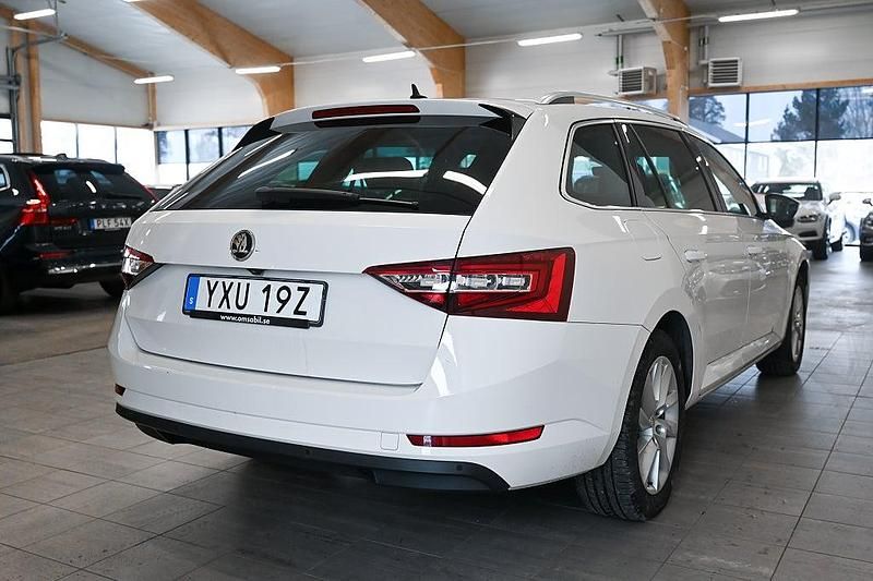 Begagnad Skoda Superb Business Line 190 HK (139 kW) 2019 Vit Kombi