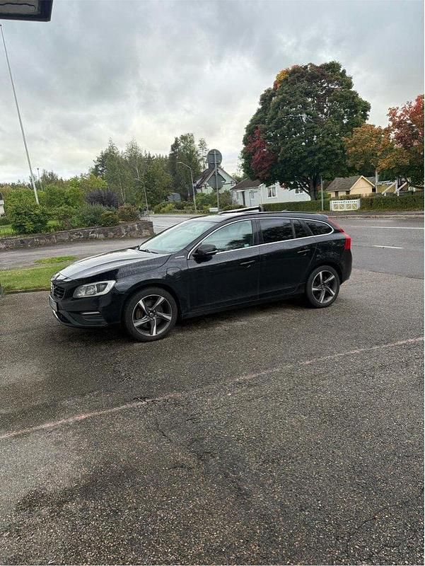 Svart Begagnad 2015 Volvo V60 R-Design Kombi | 160 000 kr (Dyr) - Bild 1/4