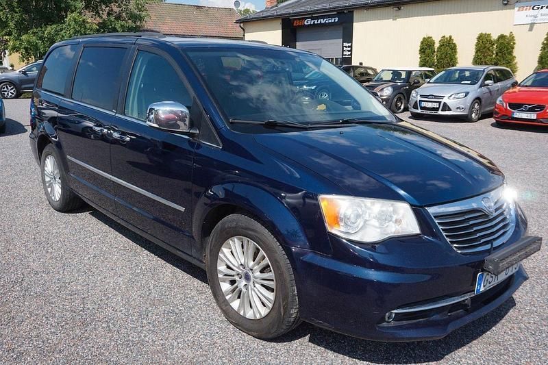 Blå Begagnad 2012 Lancia Voyager Minibuss | 79 900 kr (Marknadspris) - Bild 1/4