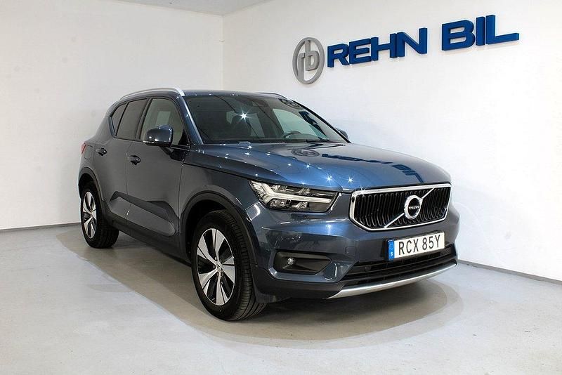 Mörkblå (blå) Begagnad 2020 Volvo XC40 Momentum SUV | 359 000 kr (Dyr) - Bild 1/4