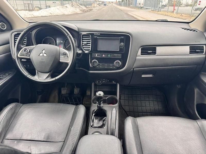 Begagnad Mitsubishi Outlander 150 HK (110 kW) 2012 Silver SUV