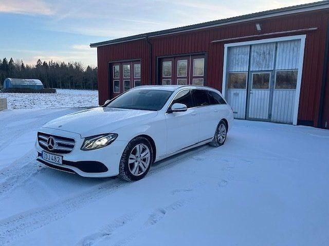Vit Begagnad 2017 Mercedes E200 Avantgarde Kombi | 194 900 kr (Marknadspris) - Bild 1/4