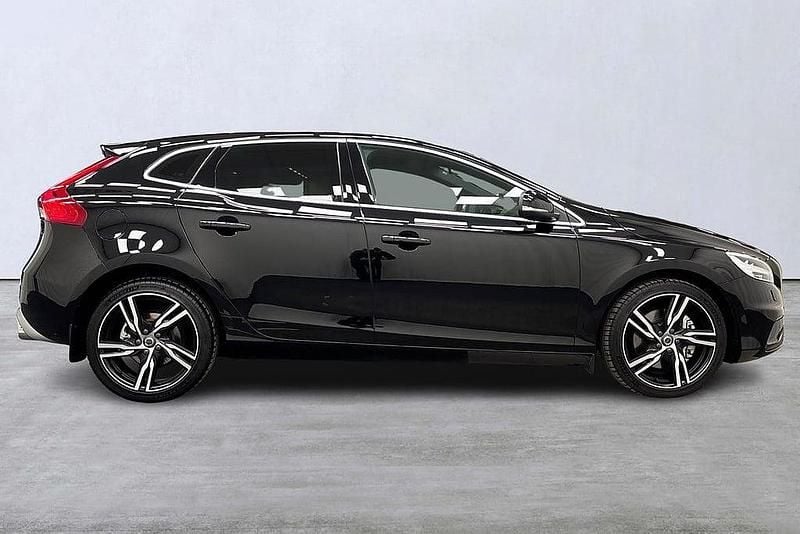 Begagnad Volvo V40 R-Design 151 HK (111 kW) 2019 Svart Halvkombi