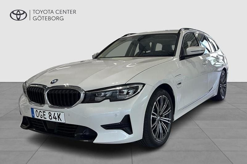 Vit Begagnad 2022 BMW 330e Sport Line Kombi | 329 900 kr (Bra pris) - Bild 1/4